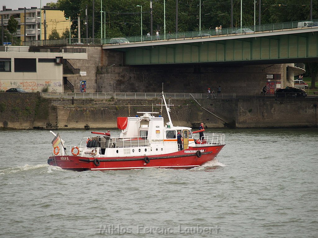 Uebung BF Koeln und DRLG Person im Rhein bei Koeln P986.JPG